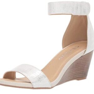 CL by Chinese Laundry Women's Wedge Sandal size 6 white shimmer. EUC